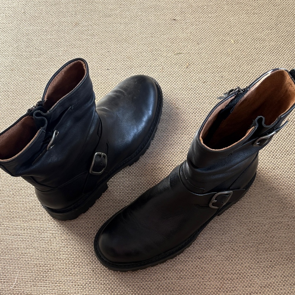 SOFFT brand Leather Zip-Back Ankle Boots - Picture 6 of 9